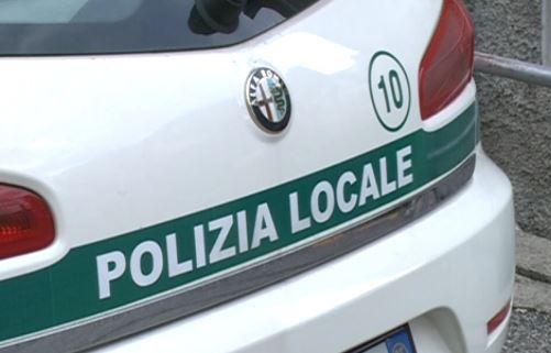 Soldi per non multare i clienti delle prostitute. Patteggiano tre agenti della polizia locale di Fenegrò