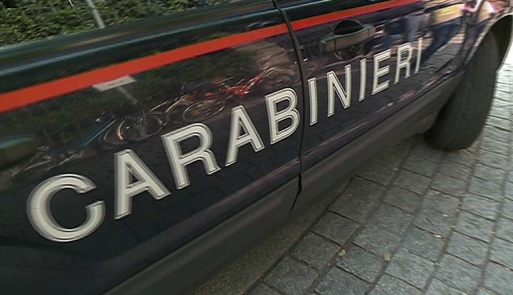 Propongono a un anziano di comprare la frutta ma gli rubano 100 euro: arrestati due ambulanti