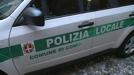19enne a tutta velocità con lo skateboard, spaventa un’automobilista e danneggia l’auto. Arrestato dalla polizia locale