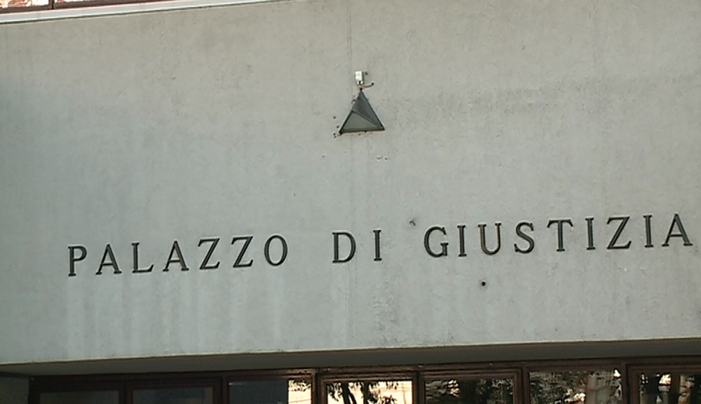 Lezzeno, picchiò e inseguì la moglie con un coltello: patteggia