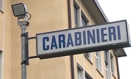 Grandate, ruba il cellulare a una donna e picchia il compagno che la difende. Arrestato 35enne