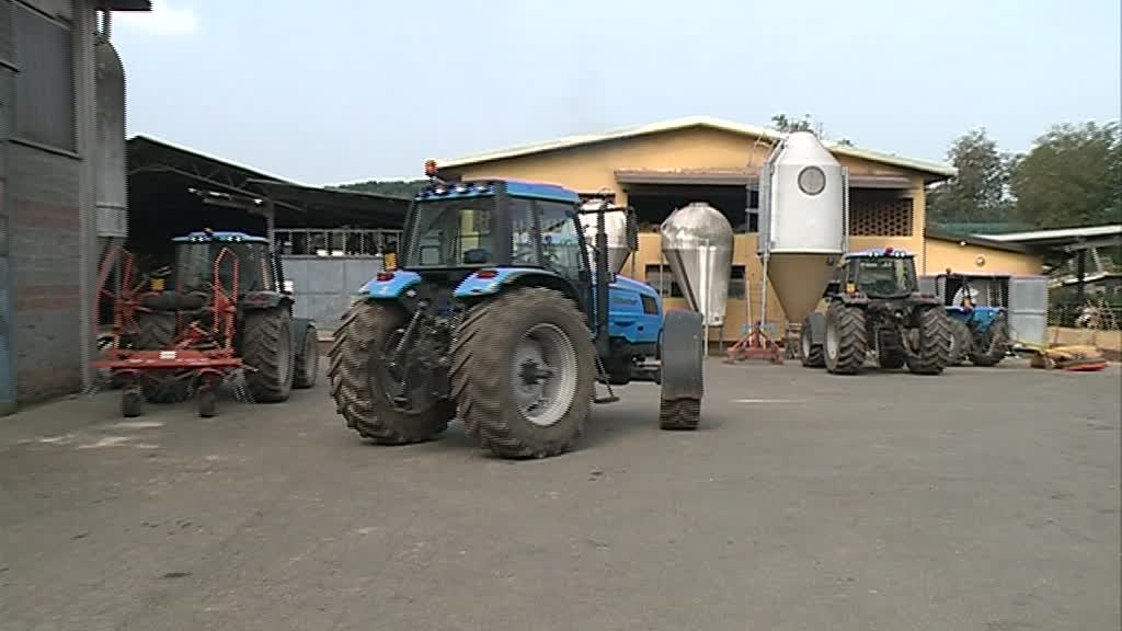 un trattore davanti alla fattoria