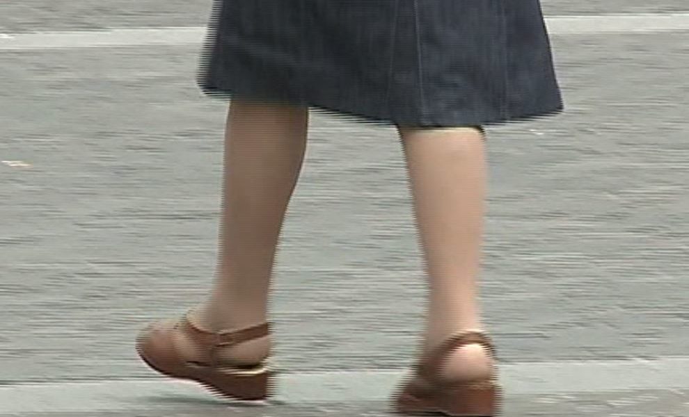 Le rubano la borsa e prelevano con il suo bancomat. Danno da oltre 2mila euro per una signora comasca