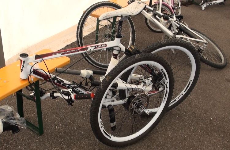 I carabinieri ritrovano la bici rubata: ragazzino impazzisce di gioia. Era il suo regalo di promozione