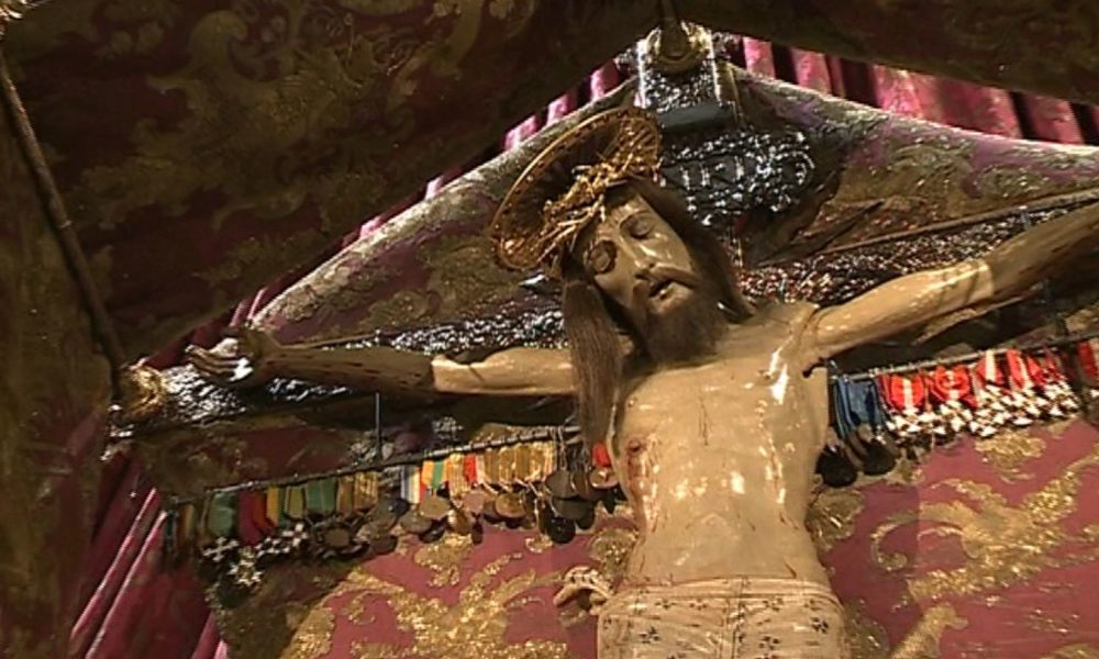 Settimana Santa, l’esposizione del Crocifisso nella basilica di viale Varese