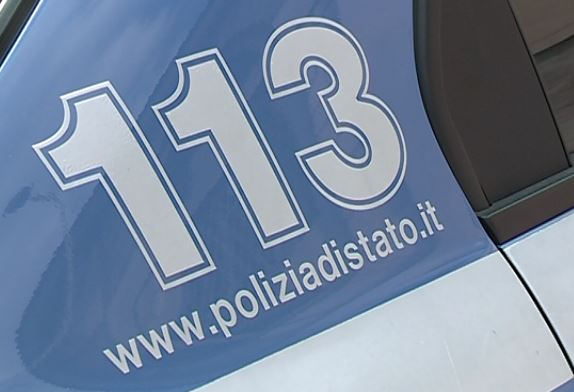 Aggredisce e ferisce l’ex marito e i poliziotti, arrestata 39enne