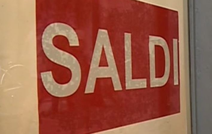 A Como partono i saldi invernali, in media si spenderà 143 euro a persona