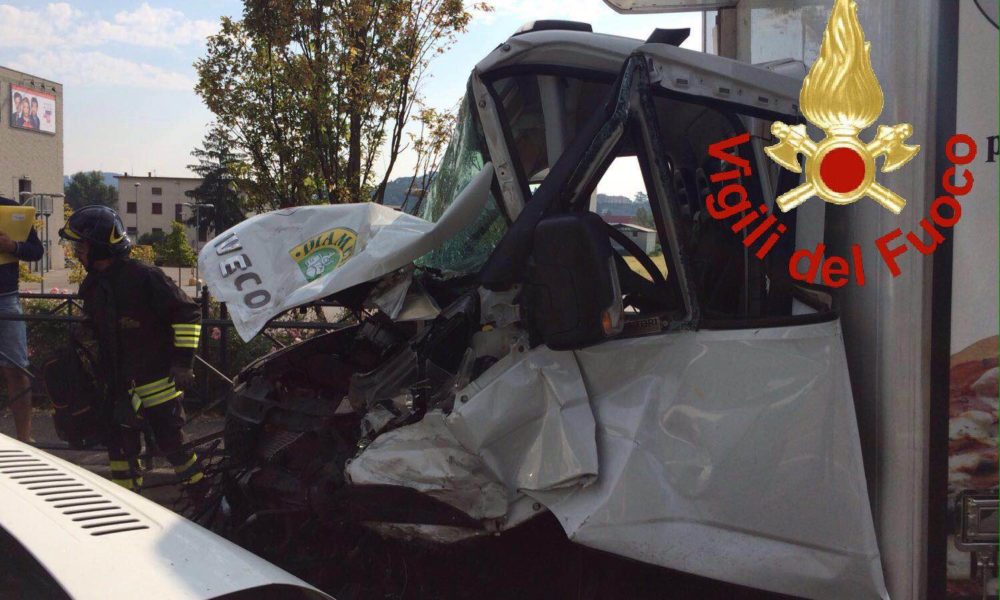 Scontro tra due furgoni a Montano Lucino, due feriti e traffico in tilt