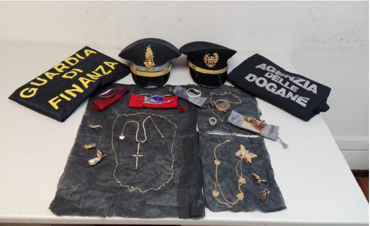 Gioielli per 56mila euro nella borsetta, sequestro di preziosi sul confine