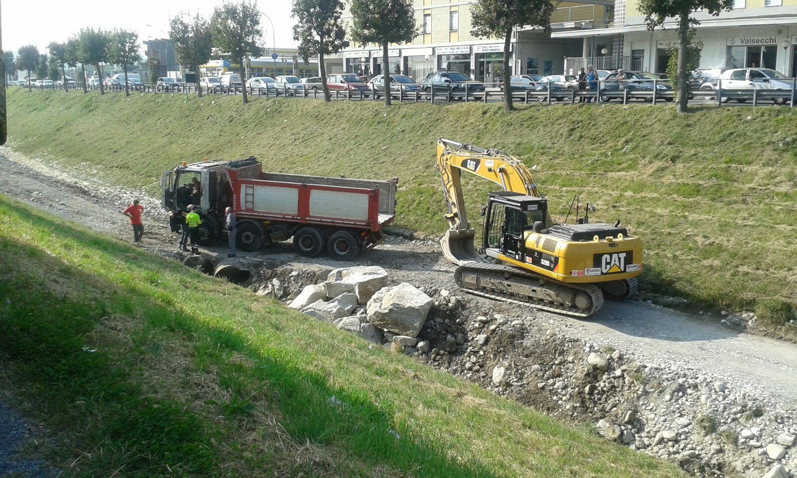 Erba, camion si rovescia nel Lambro durante i lavori
