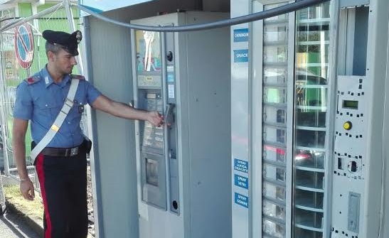 Rubano 100 euro in moneta dai distributori, fermati dai carabinieri a Lurate