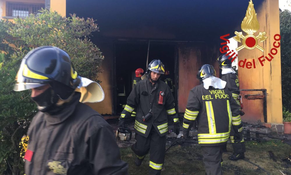 Monguzzo, incendio nella villa, illesi i proprietari. Morto un cane, un altro intossicato