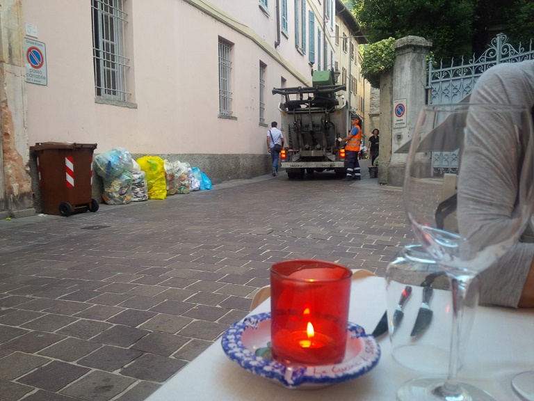 Raccolta rifiuti la mattina, la sperimentazione in centro con modifica degli orari