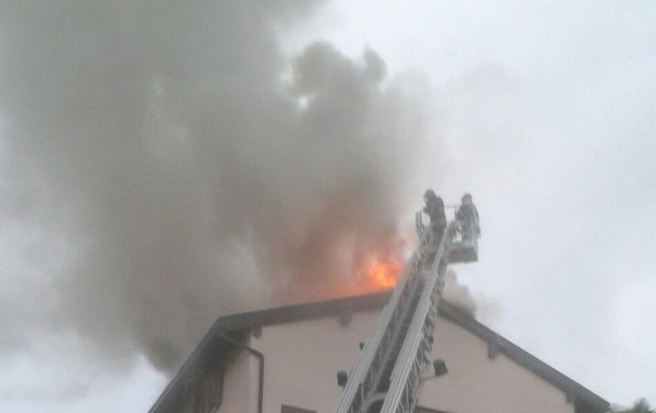 Rodero, a fuoco il tetto della casa: nube altissima, vigili del fuoco in azione