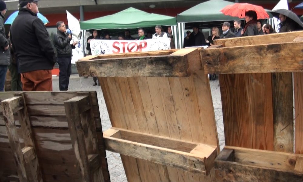 Cavallasca: contro i migranti in caserma, la Lega porta in piazza le barricate