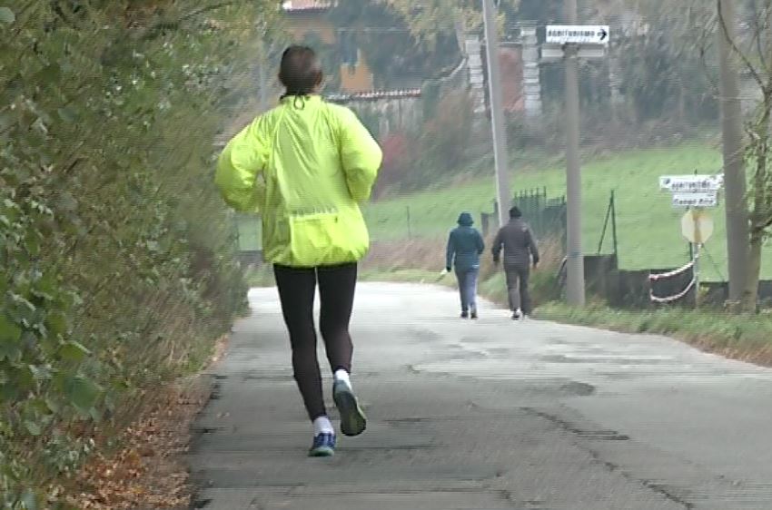 Lurate Caccivio: runner inseguiti da un toro, si riparano dietro un albero