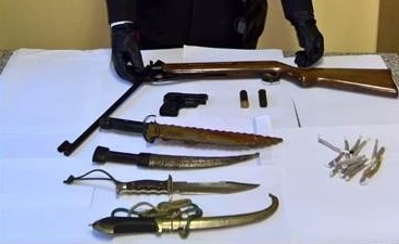 Armi, pugnali e droga in casa: denunciata coppia di Sala Comacina