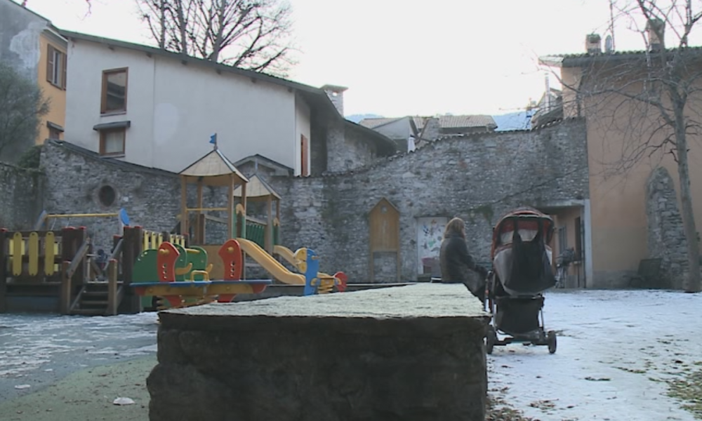 VIDEO La protesta di mamme e anziani: giardini di via Vittorio Emanuele come una pista di ghiaccio