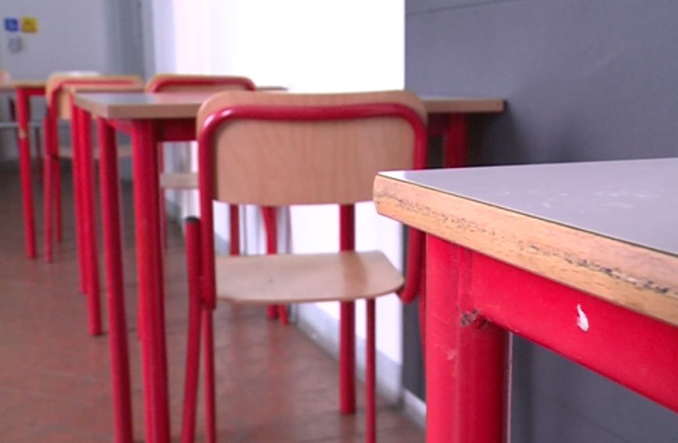 Banchi vuoti in una scuola a causa del Covid