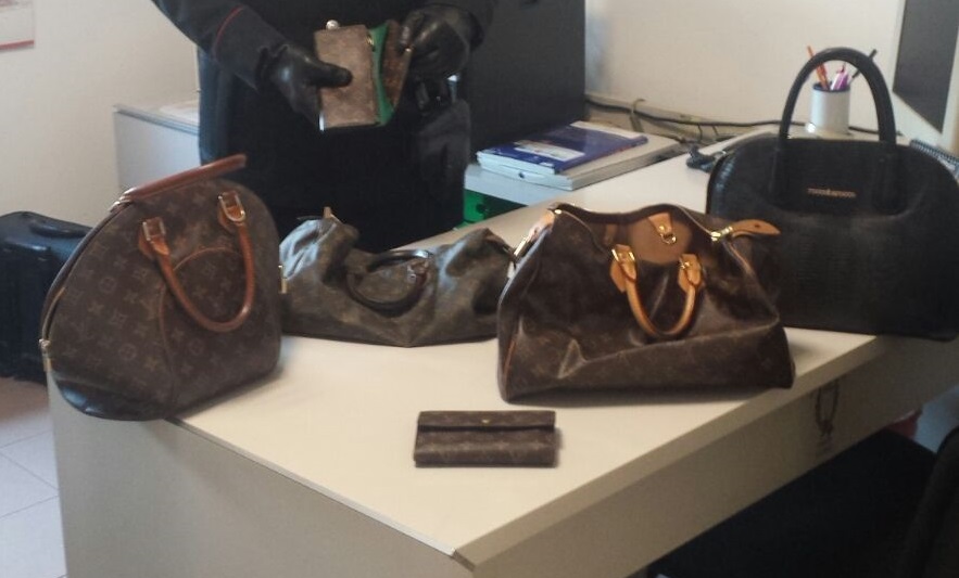 FOTO Rubavano dalle auto in sosta fuori dal cimitero, arrestati e recuperata la refurtiva