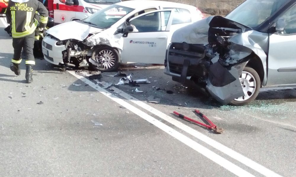 Incidente a Villa Guardia, scontro frontale in via Firenze. Due feriti