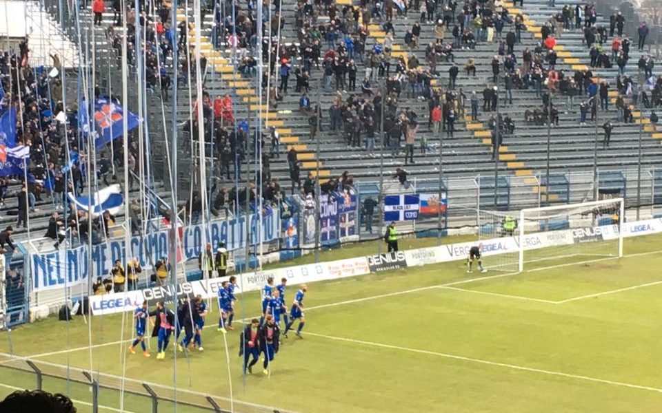Tre successi consecutivi, il Como frena anche la capolista. Finisce 2-1 contro l’Alessandria