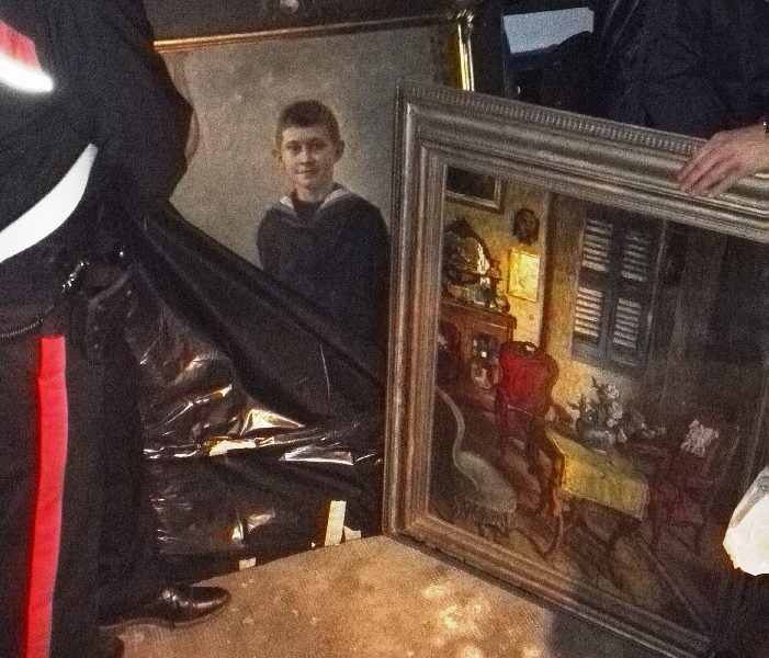 Furto di quadri, donna di Carimate denunciata per ricettazione