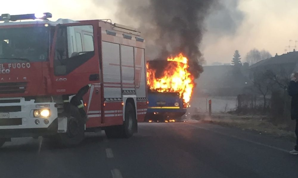 GALLERY Autobus in fiamme tra Alzate e Orsenigo: intervengono i pompieri di Cantù
