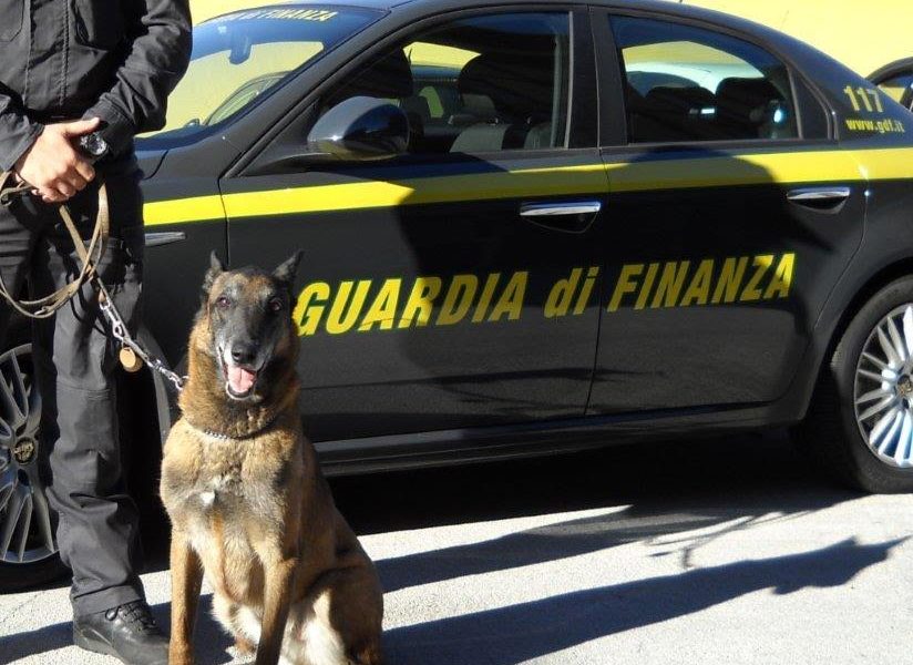 Nasconde in macchina dodici chili di droga, 40enne arrestato dalle fiamme gialle al valico di Ronago