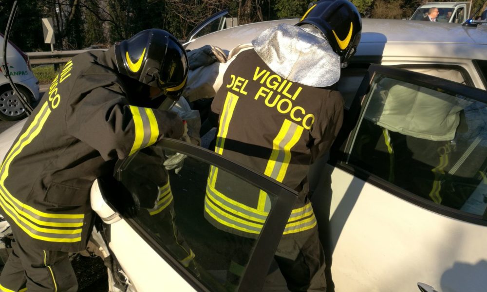 Statale per Lecco: brutto incidente fra due auto. Donna incastrata tra le lamiere