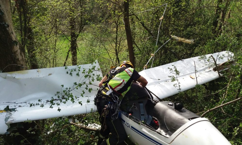 FOTOGALLERY – Solzago, precipita aliante. Il pilota non è in pericolo di vita