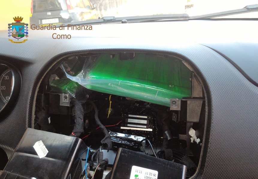 VIDEO – Coca nel doppiofondo dell’auto tedesca, arrestati due albanesi