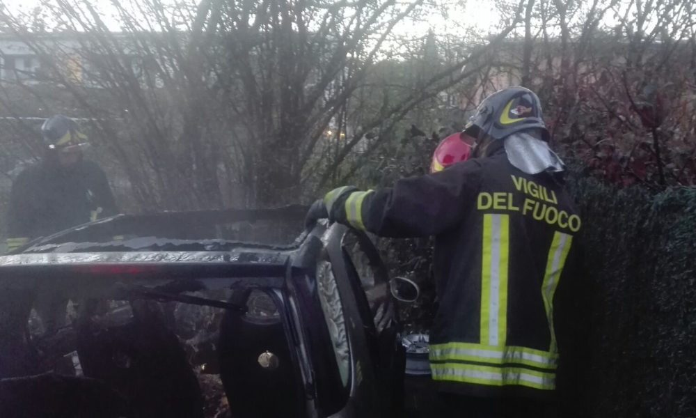 Auto in fiamme nella notte a Fecchio (Cantù), forse incendio doloso
