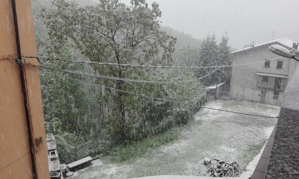 VIDEO E FOTO Pazzo meteo di fine aprile: freddo e neve, ma dalle prossime ore è atteso un miglioramento
