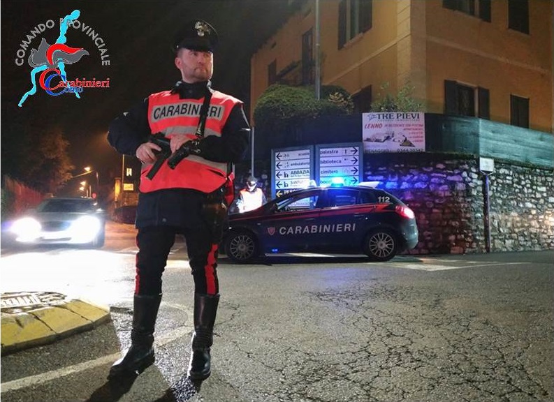 Evade dai domiciliari con la compagna, i carabinieri lo vedono in centro a Menaggio. Arrestato