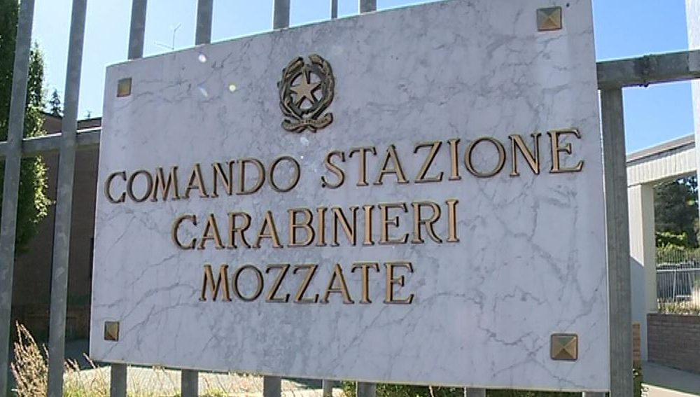 Carbonate, picchia la moglie e aggredisce i carabinieri, arrestato 54enne