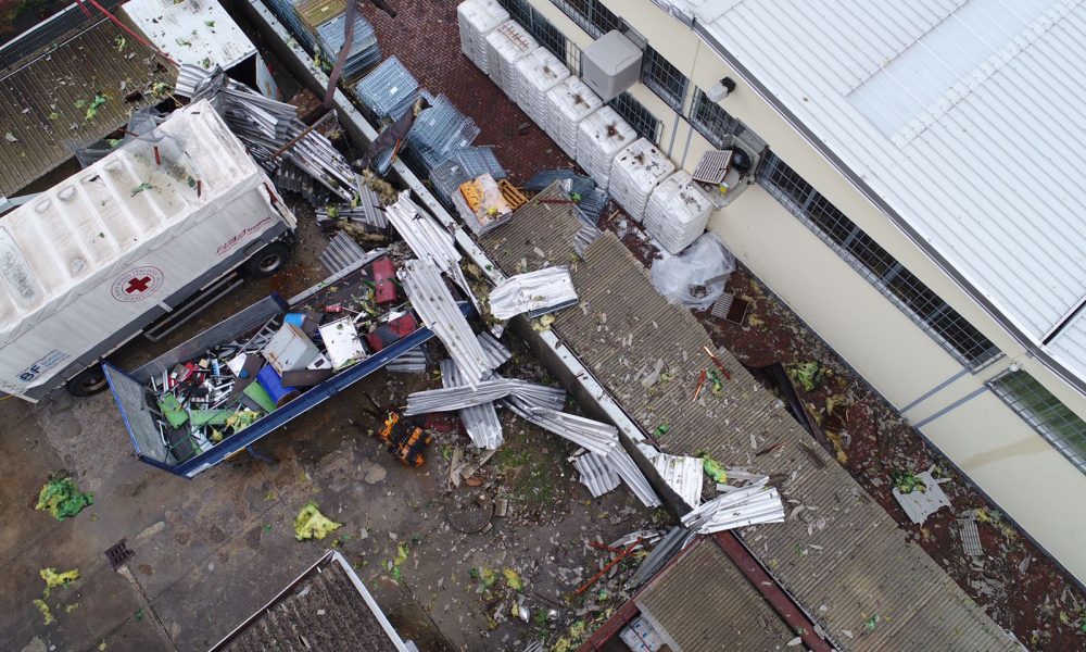 DRONE Lurate Caccivio la furia della tempesta ha sradicato i tetti dei capannoni. Trascinati per decine di metri