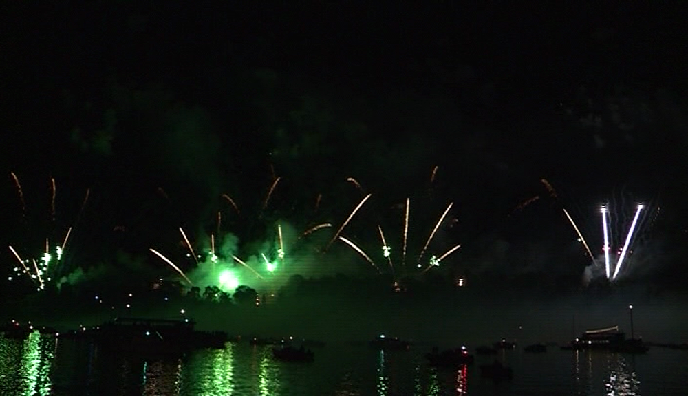 Capodanno a Como, a mezzanotte i fuochi d’artificio sull’acqua. Chiusa la diga, passeggiata aperta tutta la notte