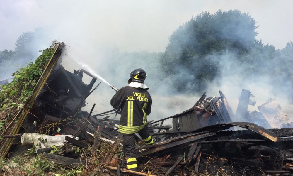 FOTO – Incendio a Lurate Caccivio, intervengono i vigili del fuoco