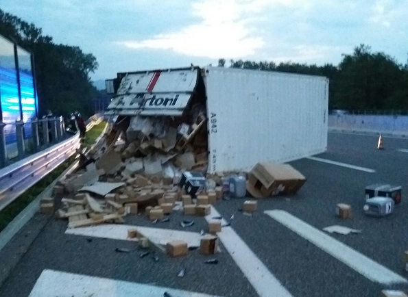 Tir ribaltato in A9, due feriti in prognosi riservata al Sant’Anna