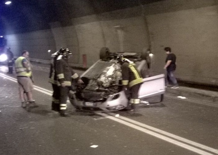 Brienno, auto si ribalta in galleria. Ferita la 26enne alla guida