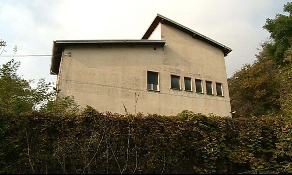 “Partono i lavori per i migranti nell’ex Caserma della Finanza”. A Cavallasca scattano subito le barricate