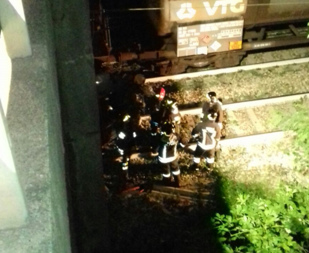 VIDEO Cucciago: auto esce di strada, finisce sui binari e viene travolta dal treno. Cinque miracolati