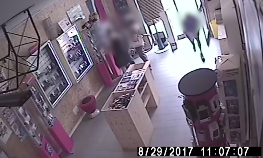 Colpo al centro di telefonia di Alzate. Il titolare diffonde il video e ai colleghi dice: “Ecco come agiscono, state attenti”