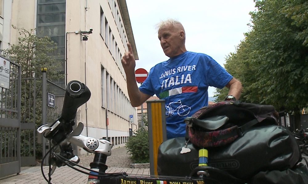 Janus River, a Como l’ottantenne che gira il mondo in bici. “Finirò nel 2028”