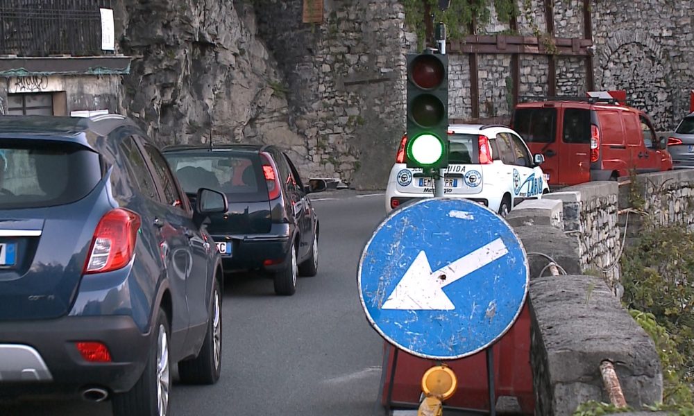 Nuova frana ad Argegno, sassi sulla strada per Schignano. Questa sera chiude la Regina