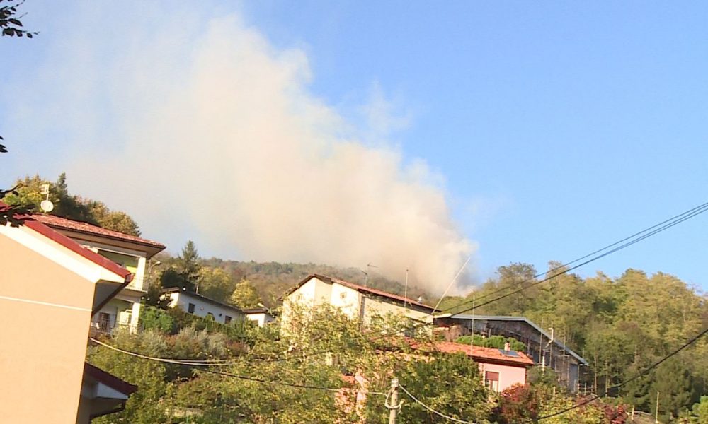Incendio nei boschi tra Tavernerio e Albavilla, il vento alimenta le fiamme