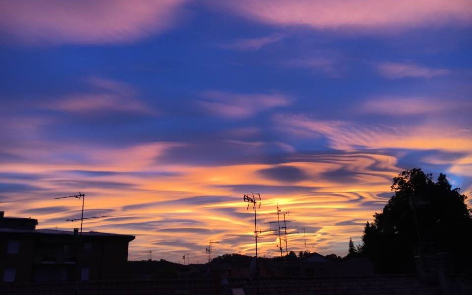 Il cielo come un quadro: il tramonto virale di ieri spiegato dai meteorologi