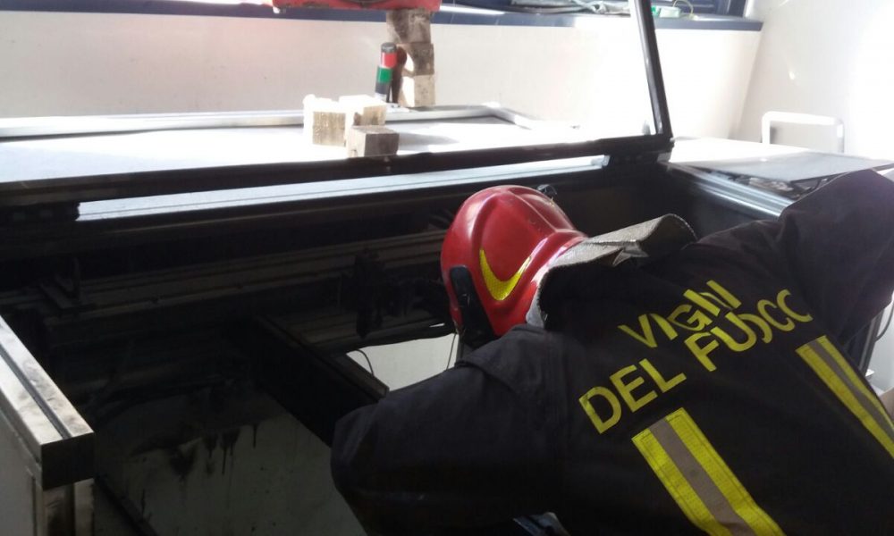 Lurate Caccivio, fiamme in un istituto, intervengono i pompieri