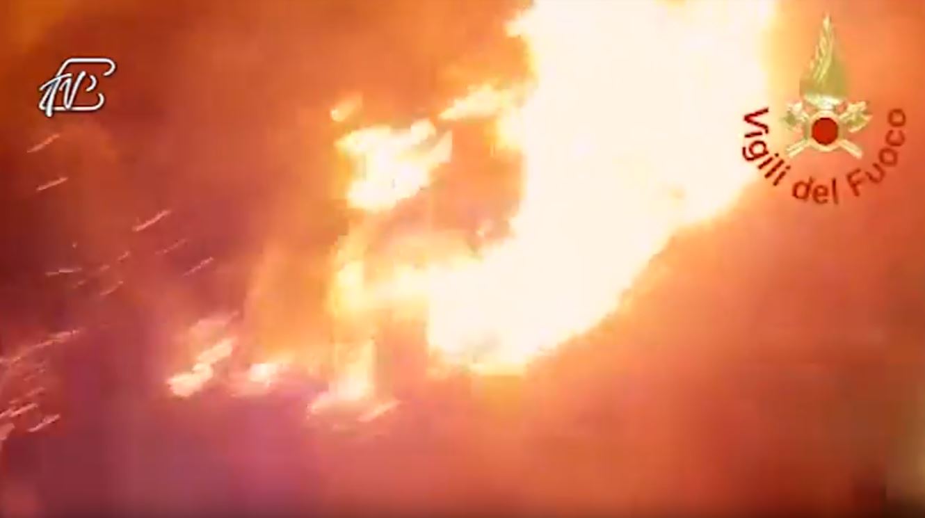 VIDEO – Incendio sul monte Boletto: dentro le fiamme, le immagini dei vigili del fuoco